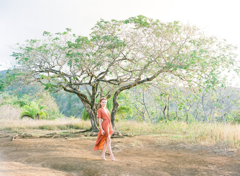 Tiphaine devant un arbre, tenue robe orange, portrait moderne et élégant