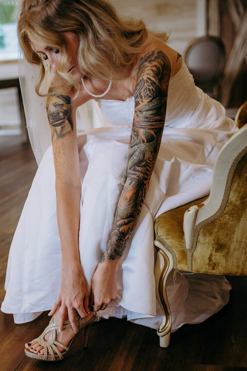 tatted bride getting ready photos in dade city