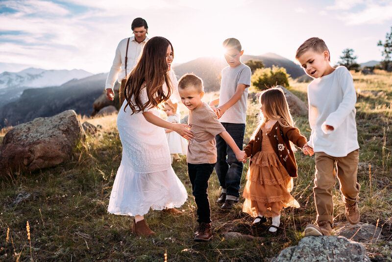 Lifestyle family photographer based in Southern Utah specializing in families and maternity sessions
