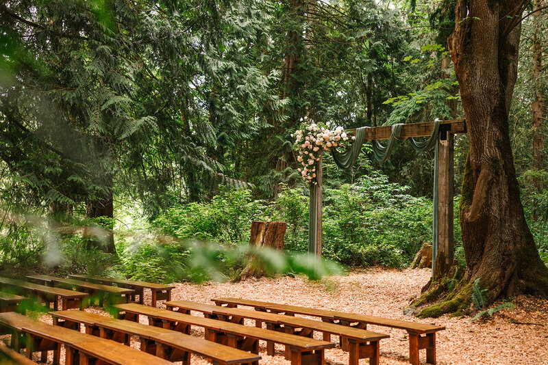 Woodsy ceremony at twinwillow gardens snohomish wedding venue photography by joanna monger