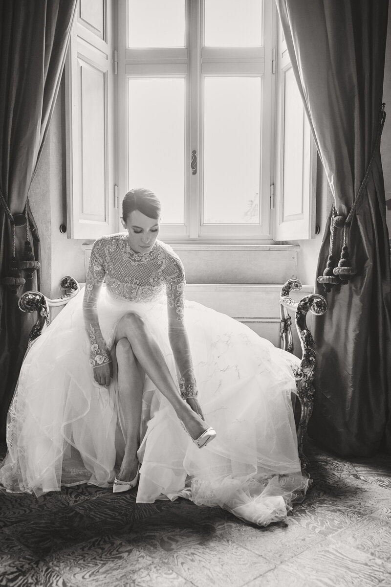 Bride putting on her show in Villa Balbiano