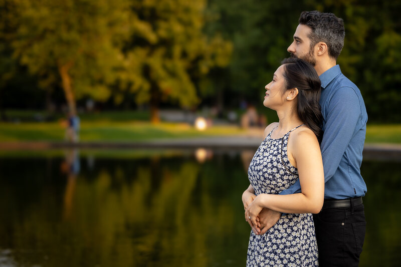 Couple au bord du Lac des Castors de Montréal - Photographe de fiançailles Montréal