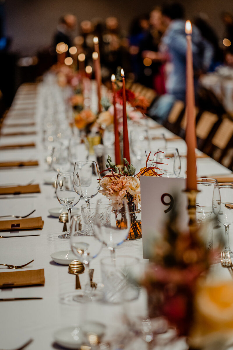 tafelstyling van een bohemian autumn wedding