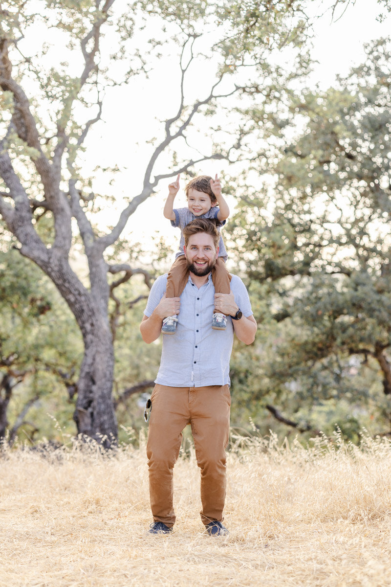 toddler-on-dads-shoulder-photoshoot