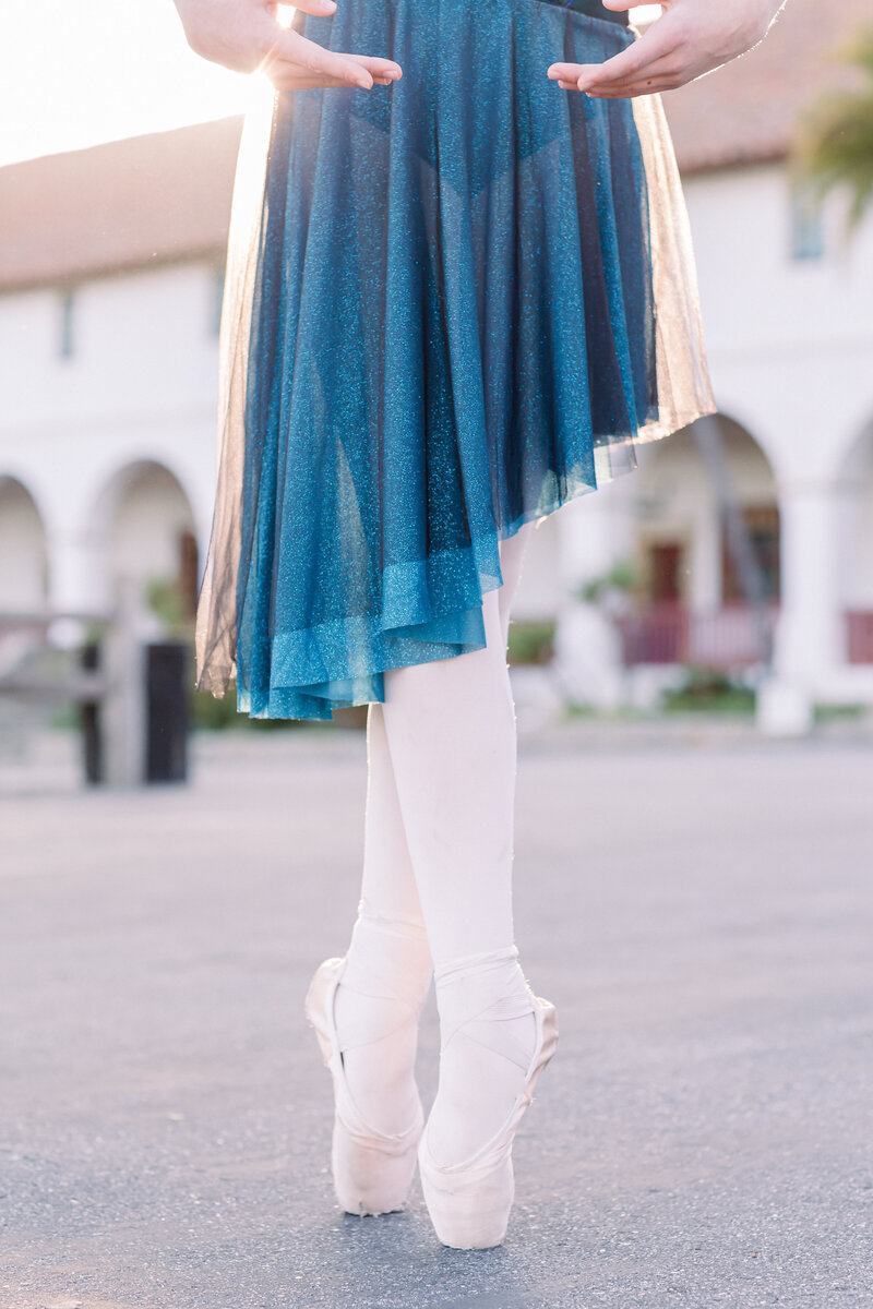 JanelleStephaniePhotography-OldSantaBarbaraMission-Amelia-BalletPortraits_17