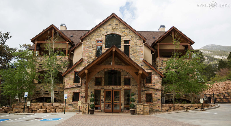 View of the exterior of Della Terra Mountain Chateau