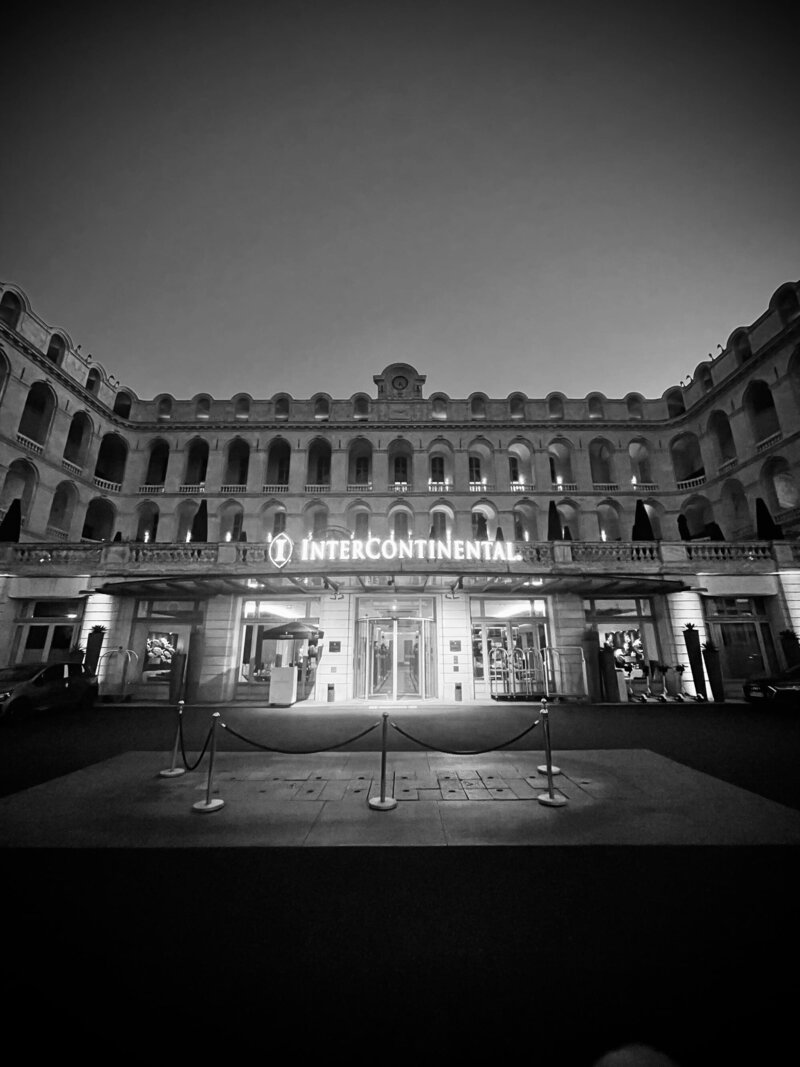 Chauffeur privé haut de gamme à Toulon devant un hôtel de luxe