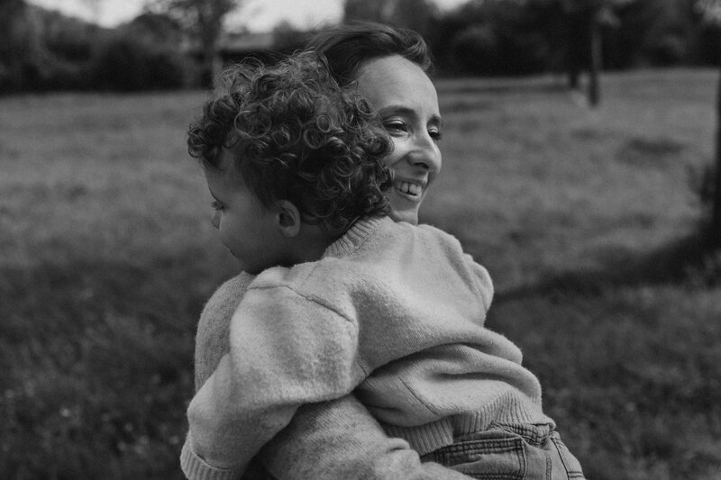Papa qui joue avec sa fille lors d’une séance photo famille à Toulouse