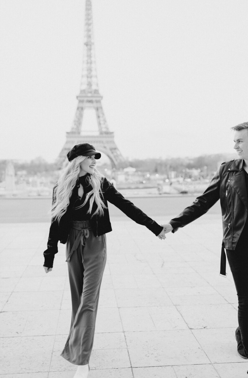paris engagement session at the trocadéro overlooking the eiffle tower