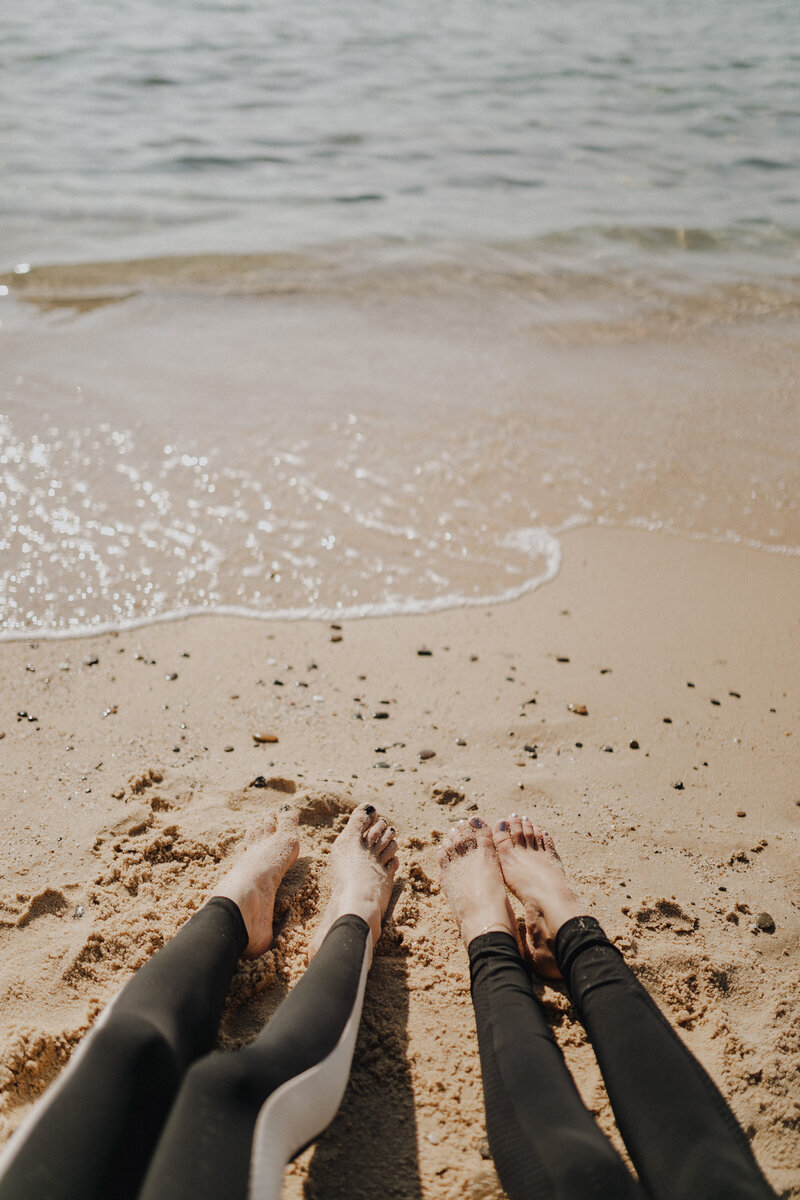 kaboompics_Legs & beach