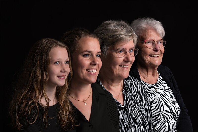 Prachtig generatieportret met oma, moeder en kleindochter samen vastgelegd in een warme en tijdloze fotoshoot bij Studio 2Shoot in Eijsden.