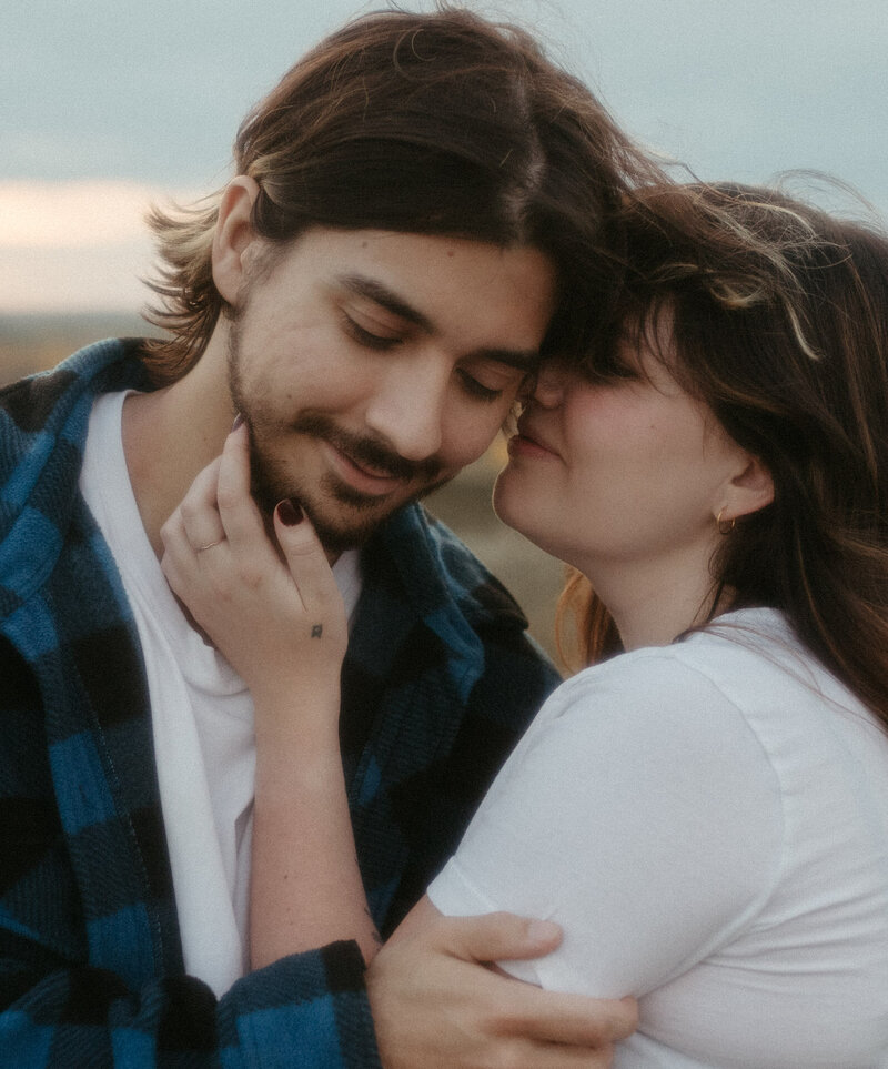 Couples_Session_Saskatoon_Cranberry_Flats_KaylaCassidyPhotography-30