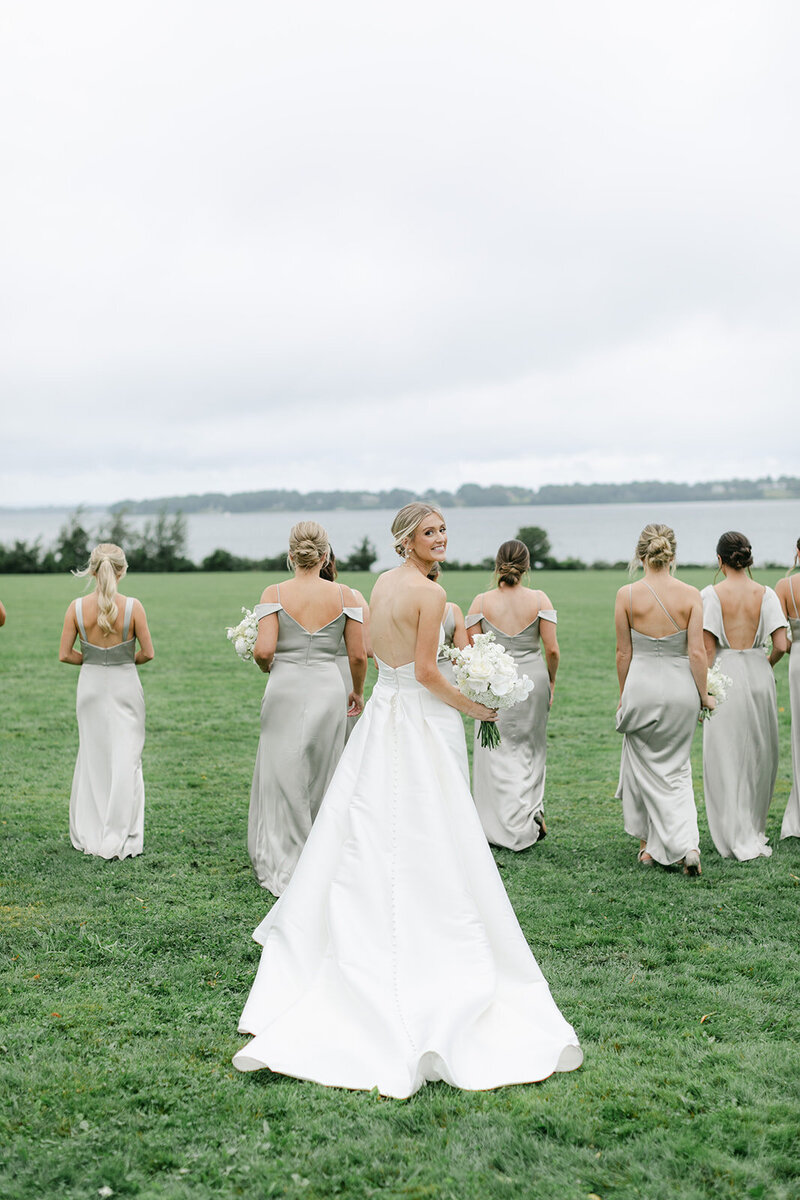 bride-bridesmaids-white-bouquets