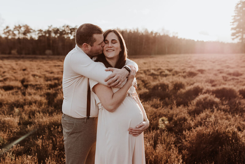 Zwangerschapsshoot golden hour heide Jolien Leen Fotografie