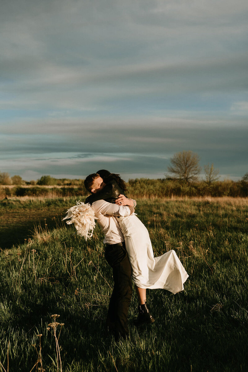 Western style wedding couple in the sunlight.