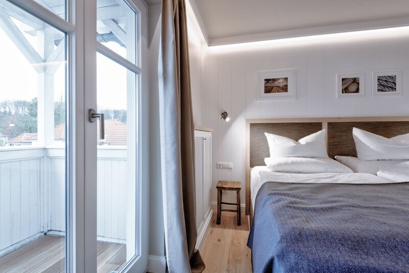 Ansicht vom Bett mit Zugang zum Balkon in einer Juniorsuite.