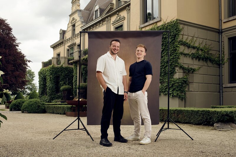 Ze staan bekend om hun expertise in bruiloftsfotografie en -videografie.