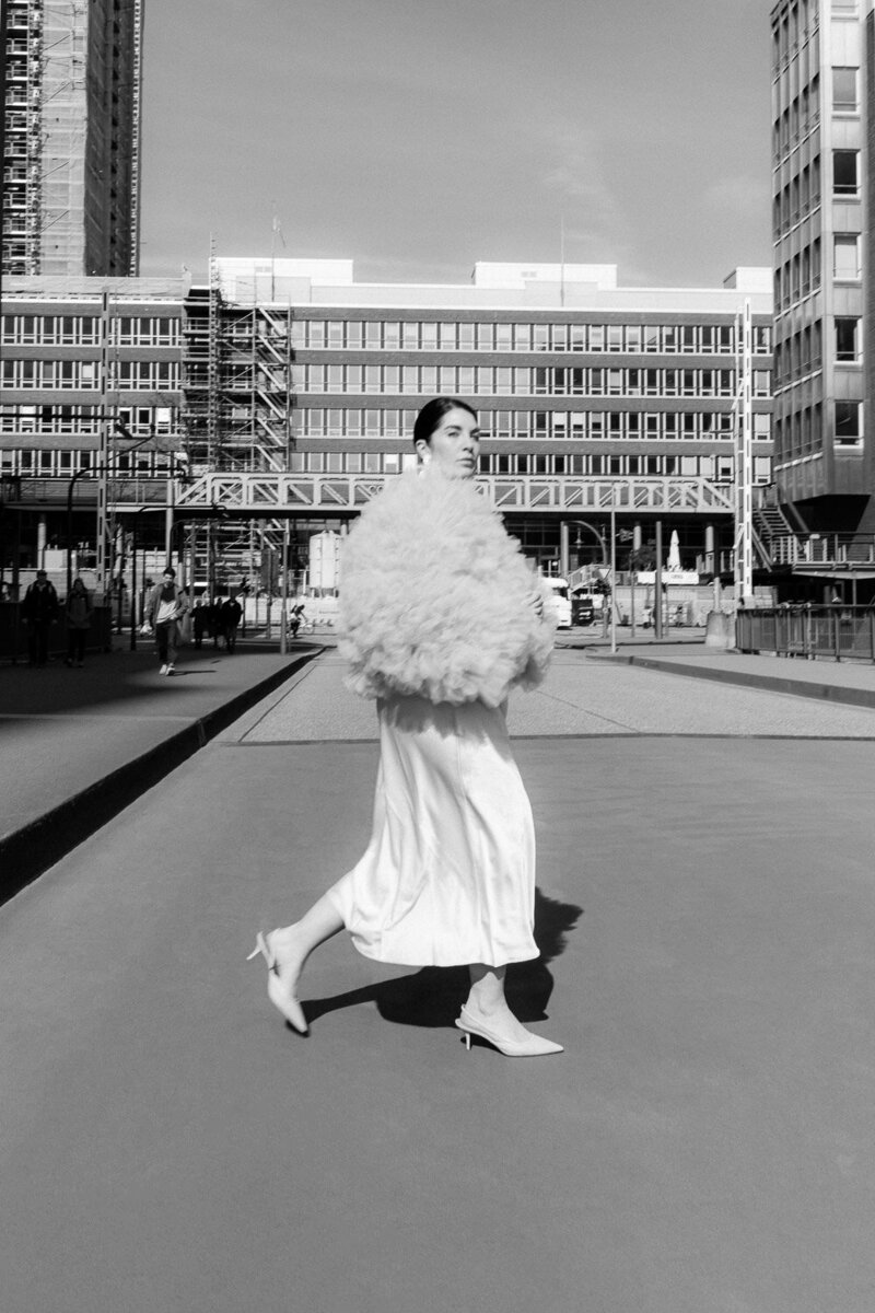 Editorial Bridal Portrait – Braut im Designer-Kleid mit Stadtflair in Hamburg