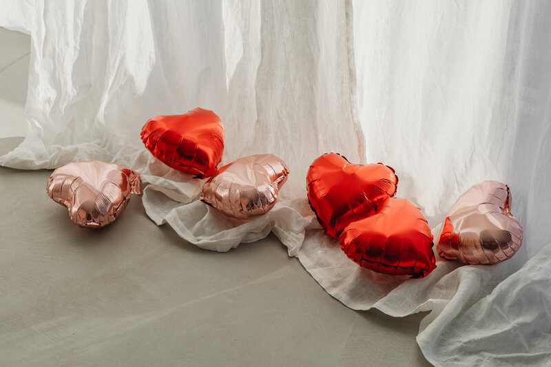 kaboompics_valentines-day-backgrounds-gift-roses-flowers-heart-balloons-29668