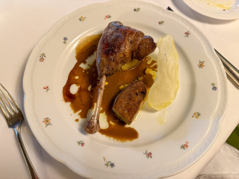 A goose leg as a main dish at Ristorante i Castagni