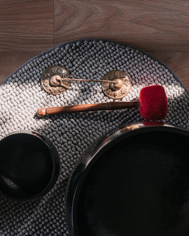 Tingsha annonçant la fin d'une séance de bain sonore