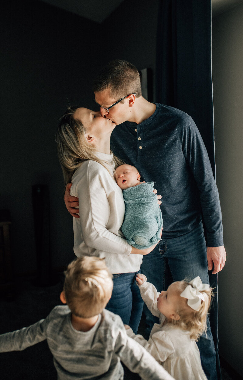 Family photographer capturing a mom, dad, and three children.