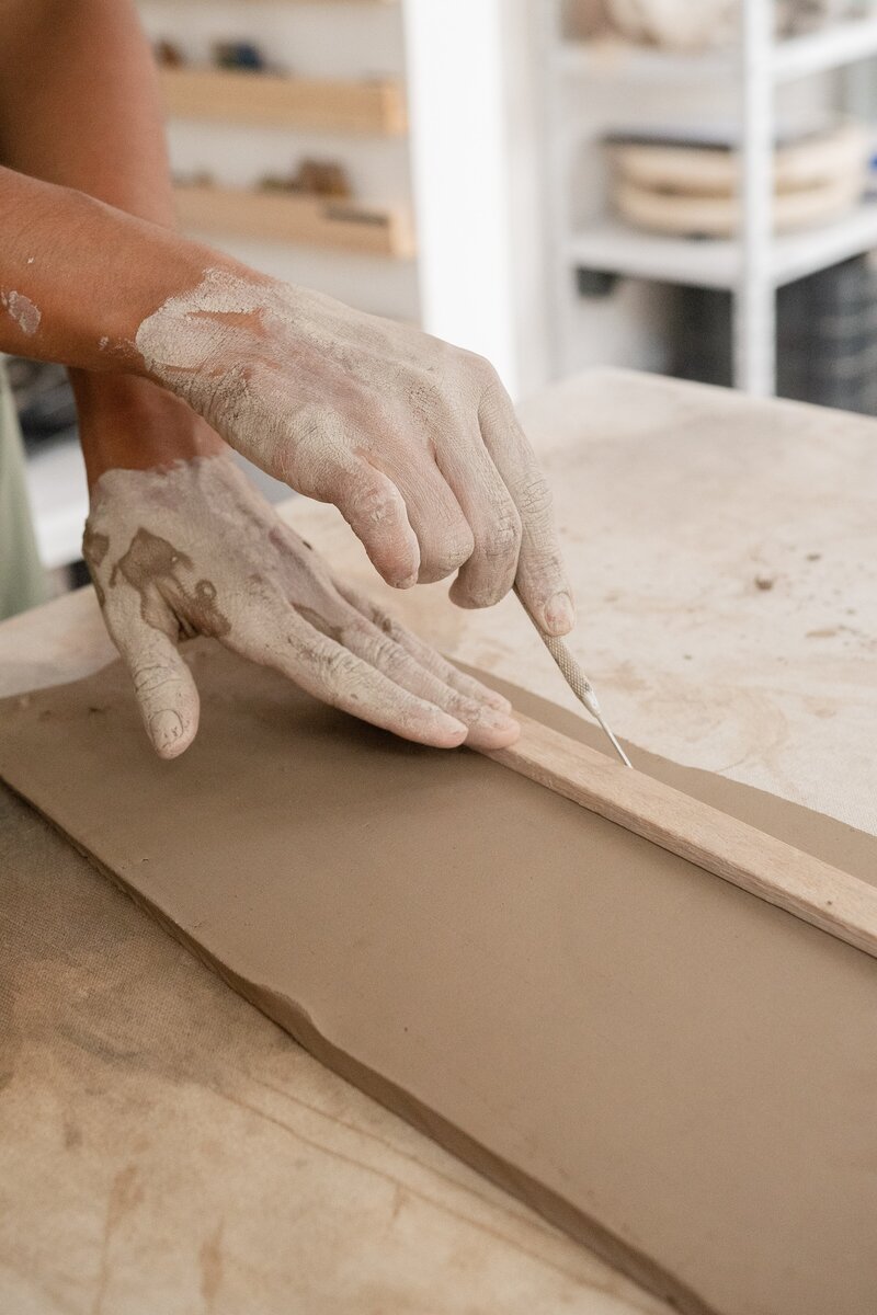 op maat snijden van een kleilap voor een handgemaakte vaas