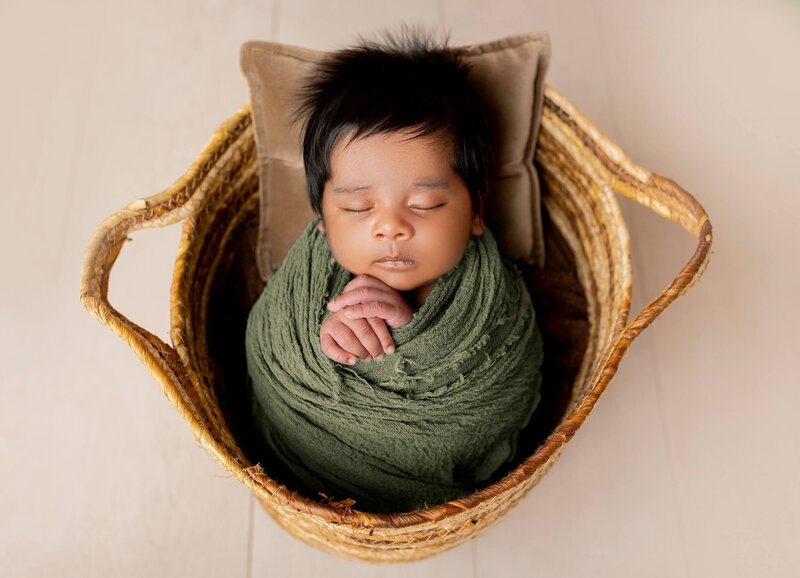 Slapende pasgeboren baby in mandje, vastgelegd door award-winning newborn fotograaf Danielle Jentjens uit Veldhoven, Eindhoven, Noord-Brabant