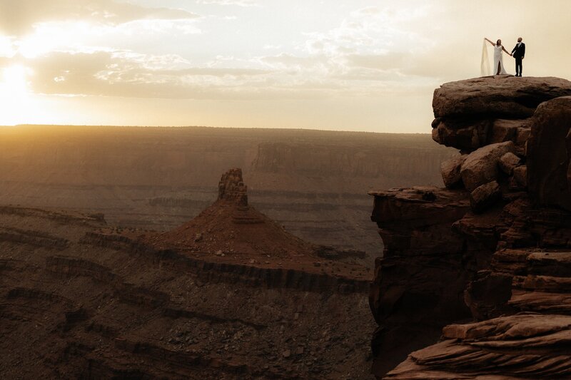 Sunset vows in Utah’s desert with a professional adventure elopement photographer