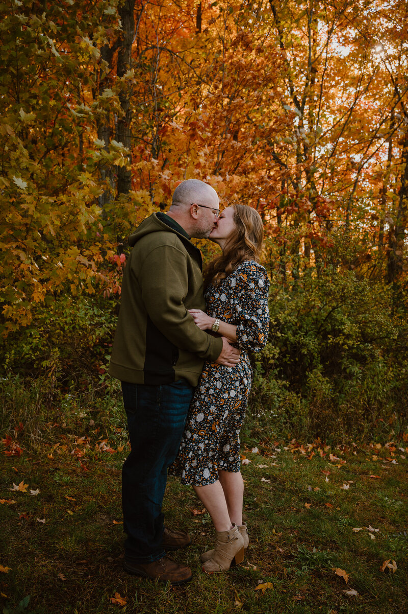 Eaton Rapids fall family photos mom and dad kissing