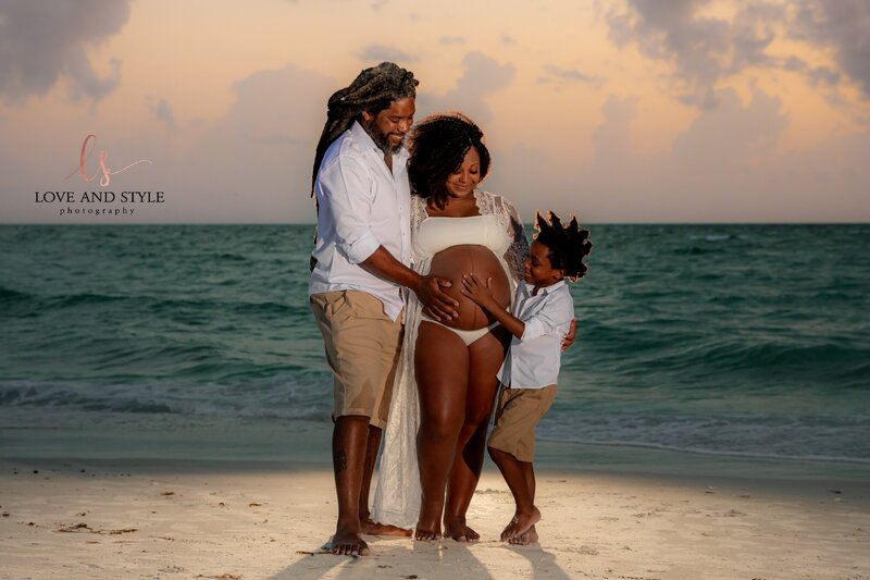 Outdoor Maternity Photography | Maternity photography poses outdoors, Couple  maternity poses, Maternity photography couples