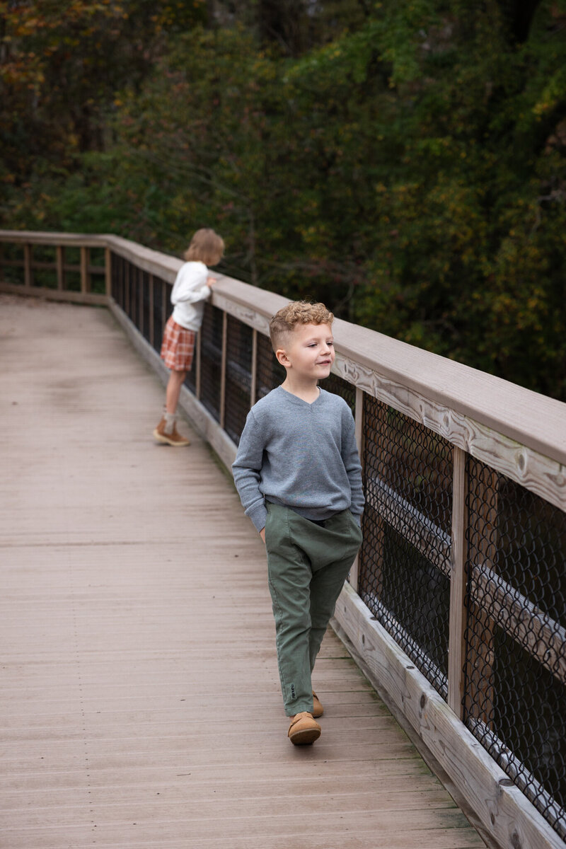 LightCreative_202411_HannahAlex_RaleighFallMiniSession_HistoricYatesMillCountyPark_RaleighFamilyPhotographer_001_blog