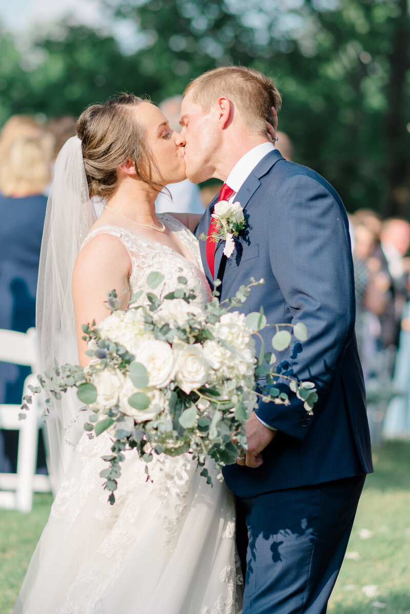 husband-and-wife-first-kiss