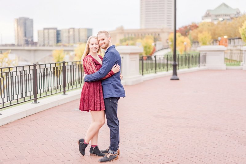 downtown-columbus-ohio-fall-engagement-photos-at-the-scioto-mile_1145