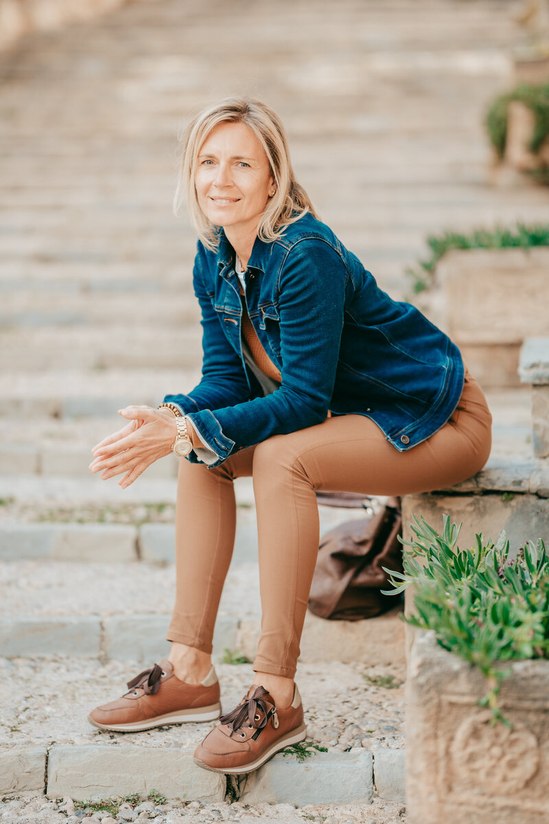 Sylke auf einer Treppe sitzend