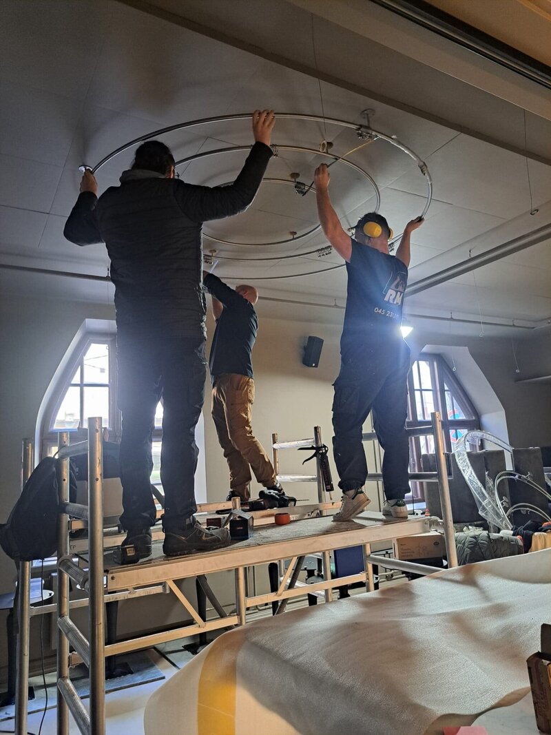 Keskeneräinen Jason rakennusprojekti. Kuvassa asennetaan lamppua kattoon