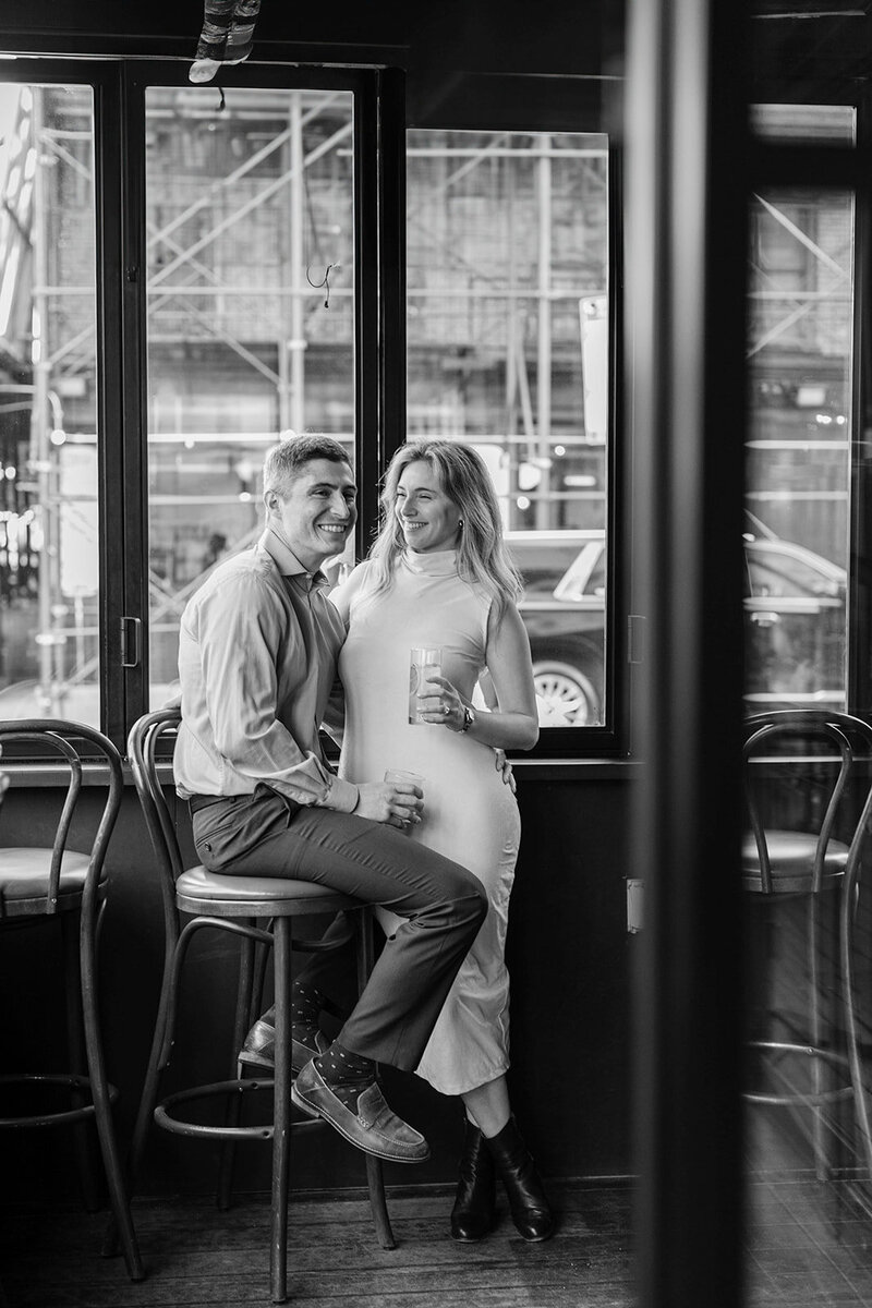 engagement-session-nyc-bar