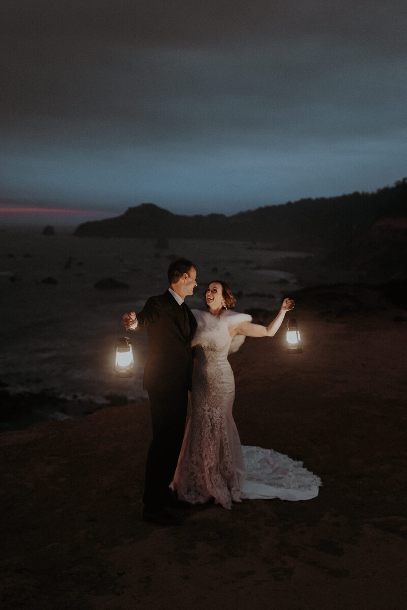 southern-oregon-coast-elopement-with-lanterns