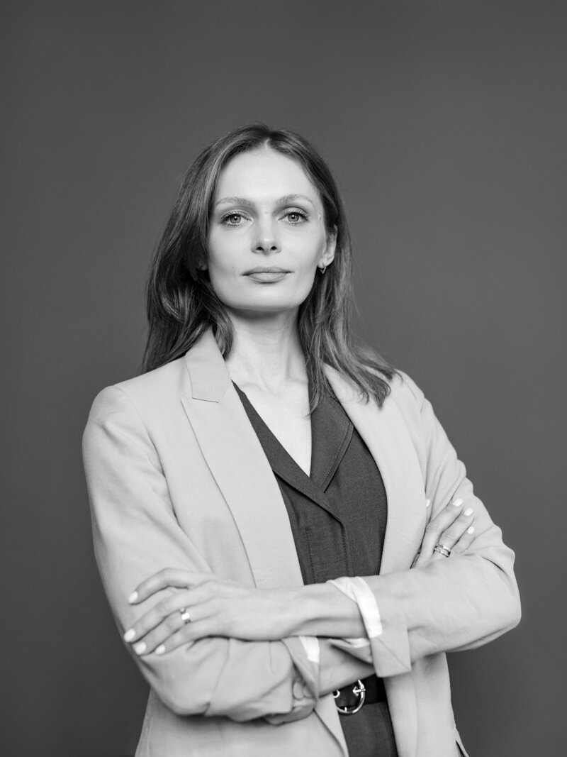 Portrait Corporate Studio Paolina Bordeaux, femme costume noir et blanc