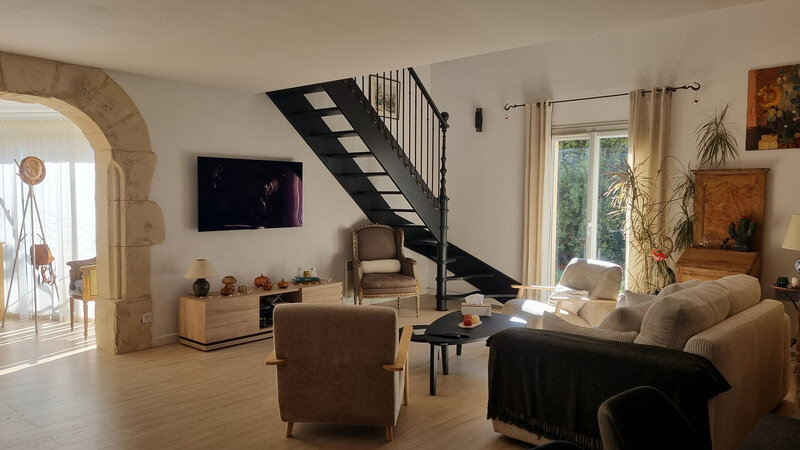 Proposition déco d'une grande pièce de vie claire