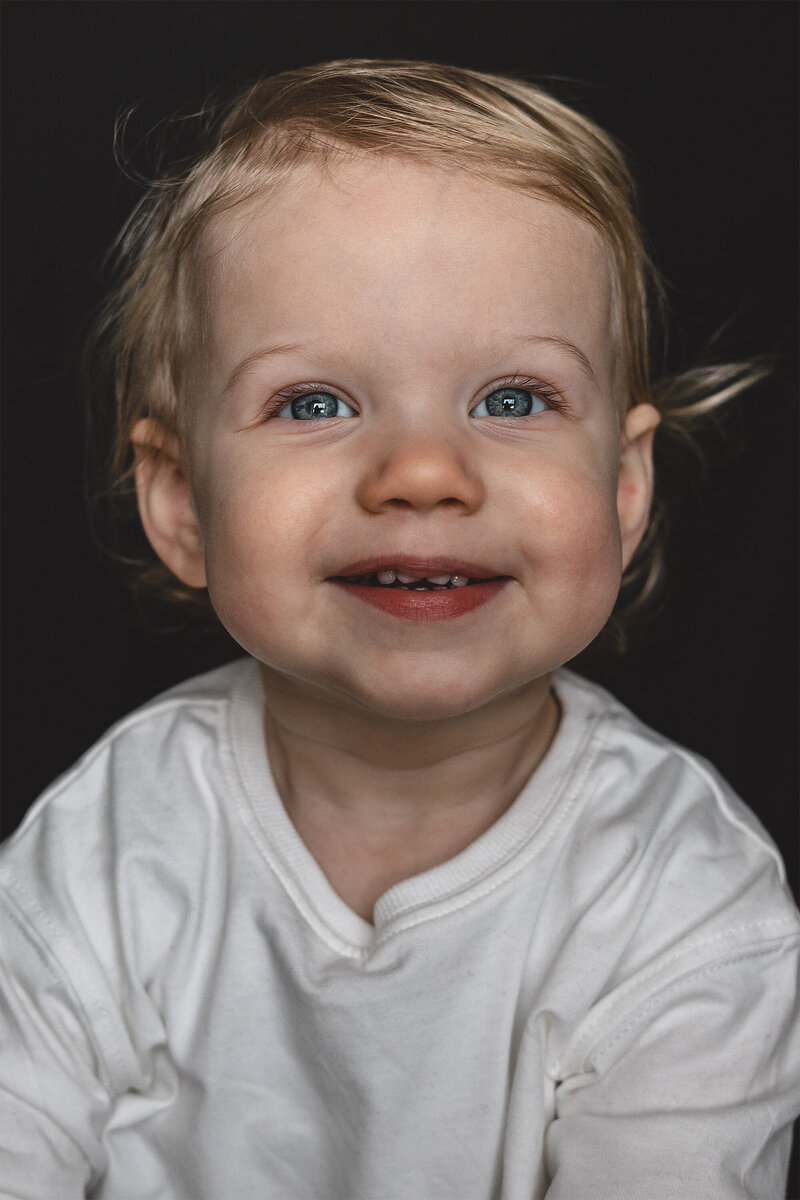 Kinderportret zwarte achtergrond studio Utrecht