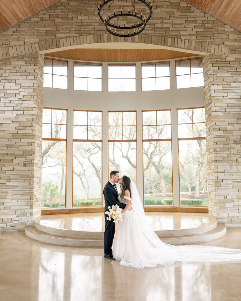 Canyonwood Ridge wedding venue with sweeping Hill Country views and oak tree