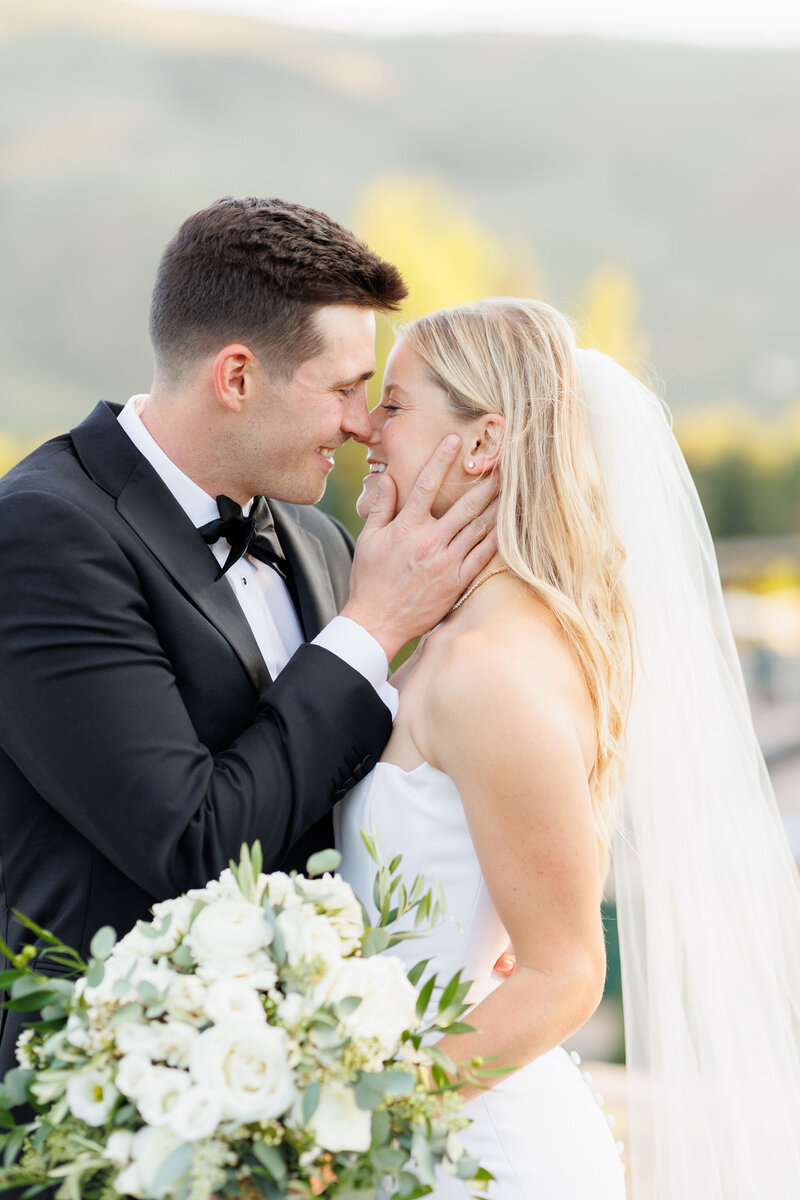 aspen wedding couple kissing