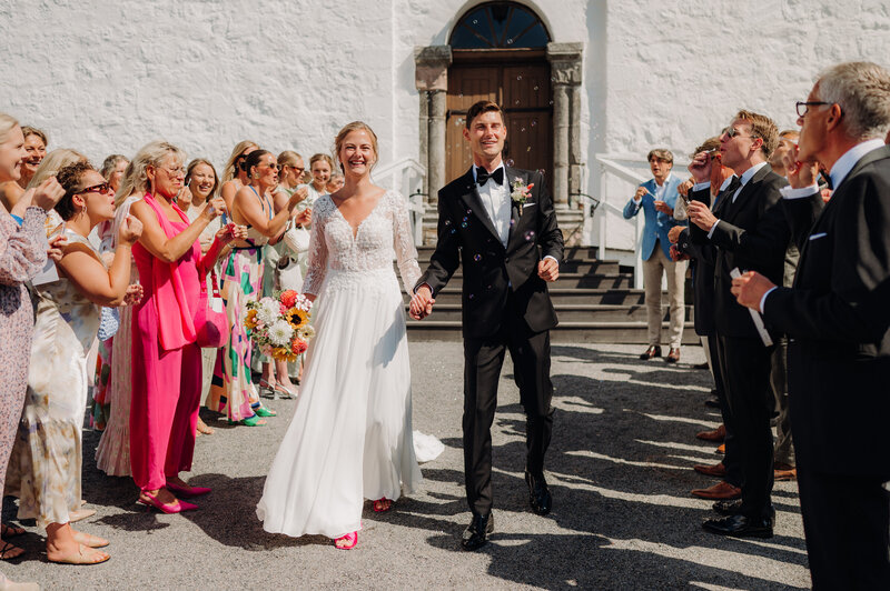 Såpebobler i bryllup i Tjølling kirke