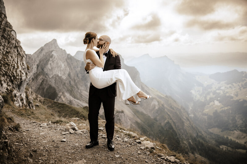 after-wedding-shooting-pilatus-luzern-hochzeitsfotograf-er haelt-sie-hoch.jpg
