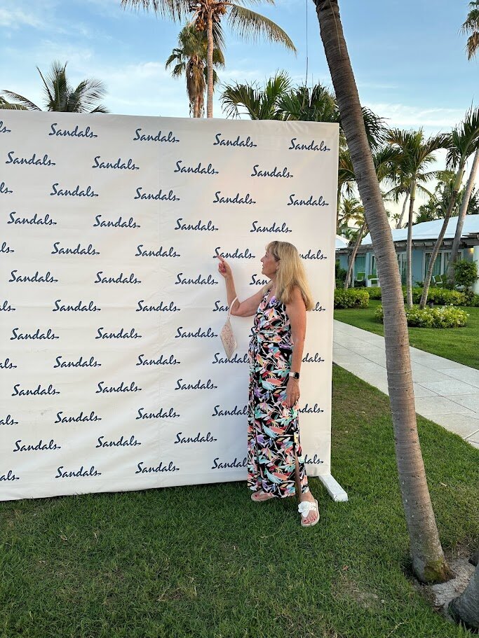 robbie pointing to sandals sign