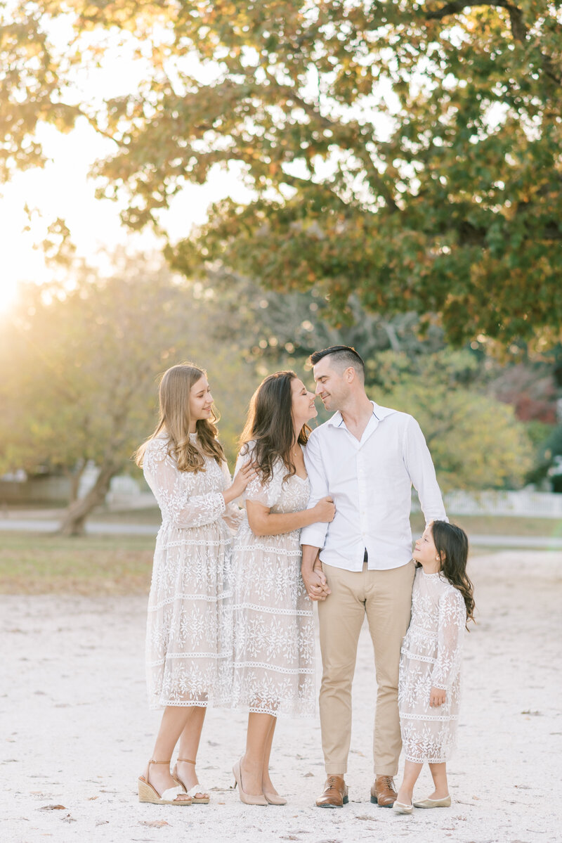 neutral-fall-family-photos-colonial-williamsburg-virginia-6