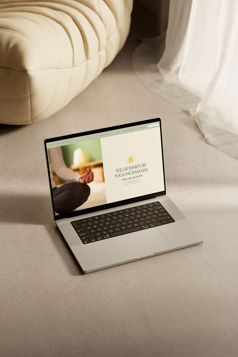 Mockup einer Website für Yogalehrerin Sandra von Wolkenyoga, feminin gestaltet.