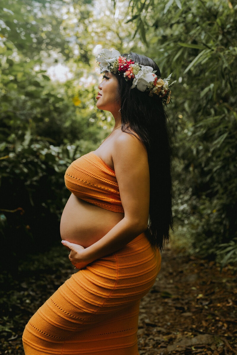 Maternity Portrait Photoshoot surrounded by greenery in Oahu, Hawaii