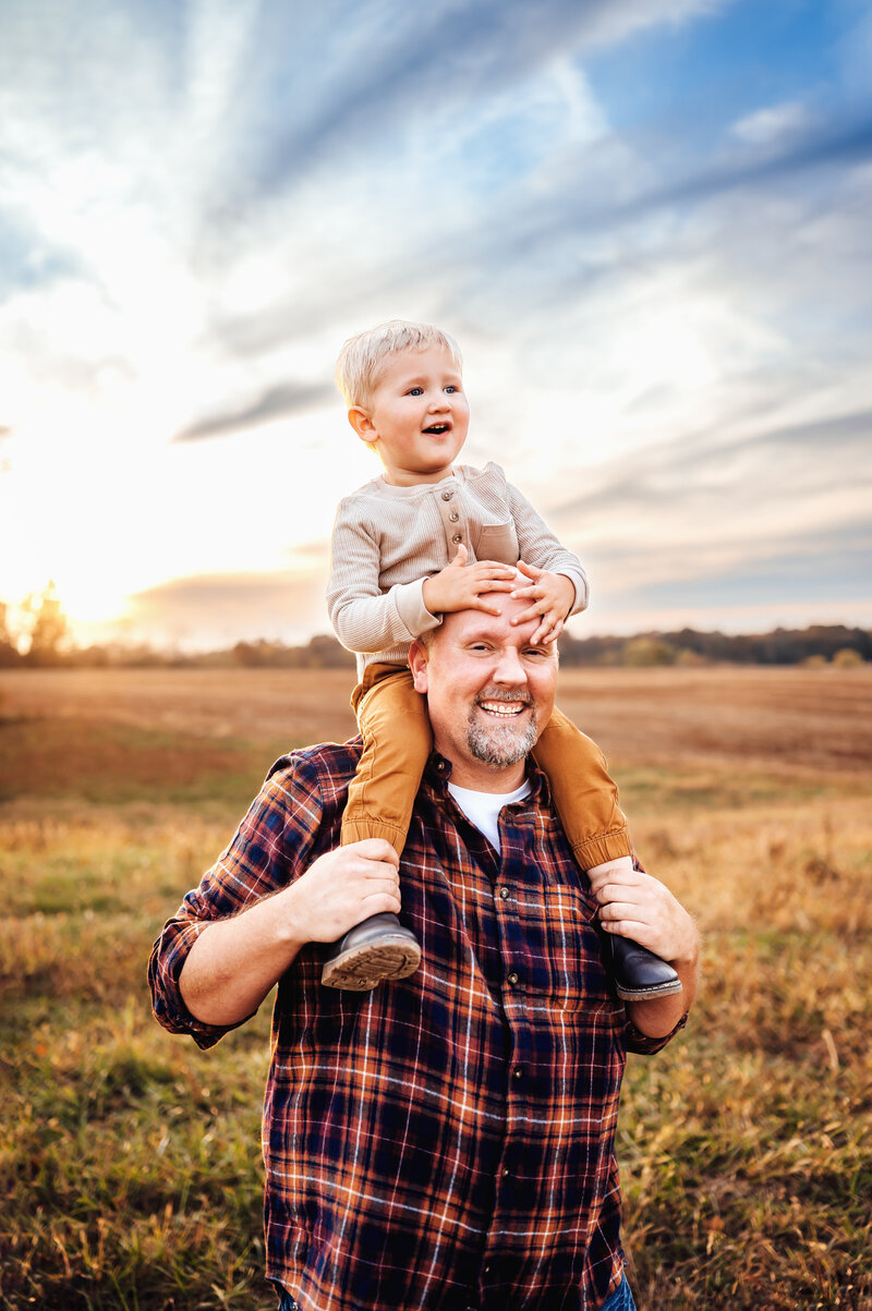 family photographer Bowling Green, Kentucky. Dad with son on his shoulders at sunset.